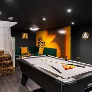 Ultimate Glam, Vintage Pad. Cool 70s Bar. Holiday home Bournemouth